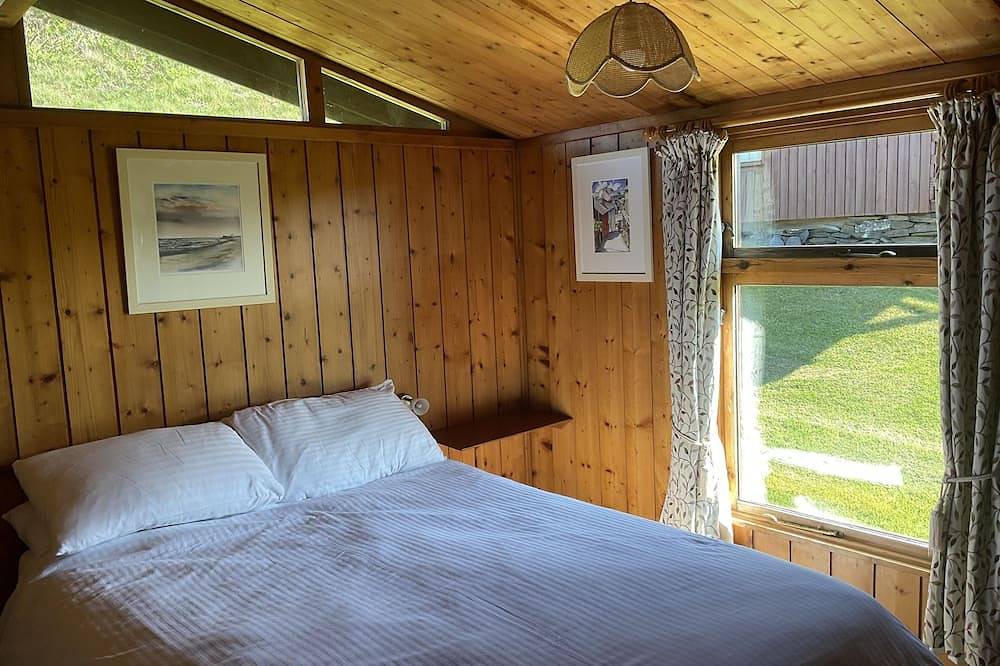 Cosy Swiss-Style Wooden Chalet in Aberdovey, Snowdonia with stunning sea views in Aberdovey, Snowdonia