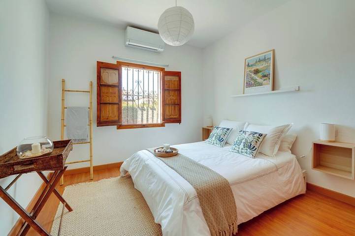 Villa La Caleta: Heated Pool, Spacious Garden, BBQ, Near Golf & Family Friendly in Urbasur, Isla Cristina