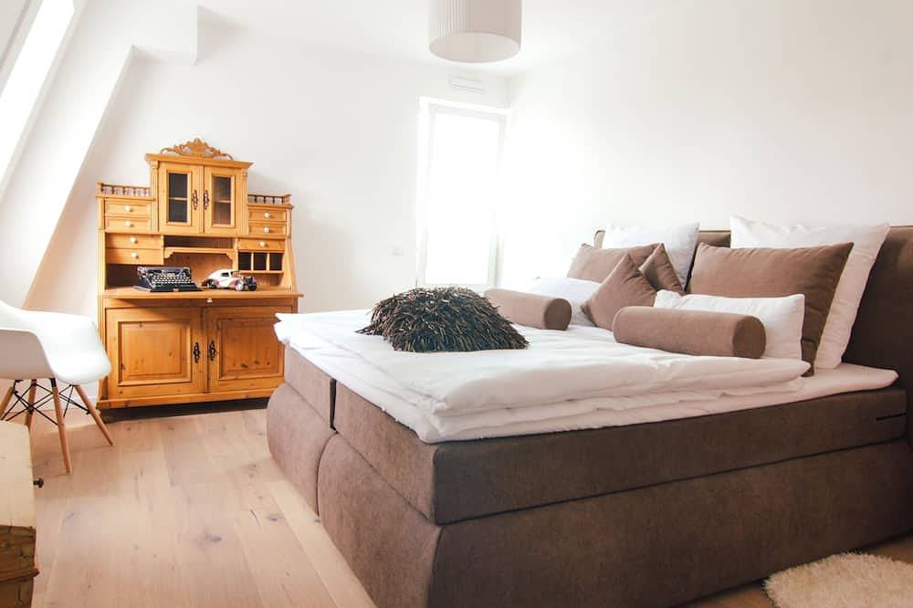 Ganze Wohnung, Stadtturm über den Dächern Regensburgs in Regensburg, Ostbayern