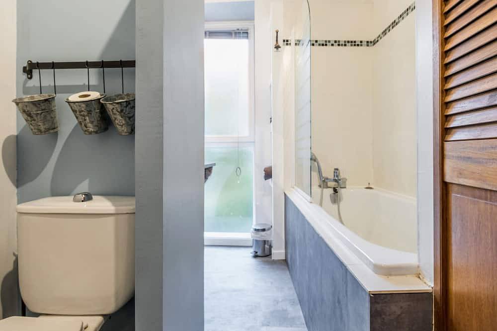 Gîte cosy aux portes de Nantes, terrasse privée, vélos, Wifi, draps inclus in Saint-Sébastien-sur-Loire, Région de Nantes