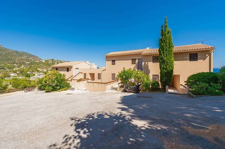 Entire apartment, St Clair Lavandou. Superb sea-view terrace. 300m fine sand beach. WiFi. Parking in Le Lavandou, Parc national Port-Cros