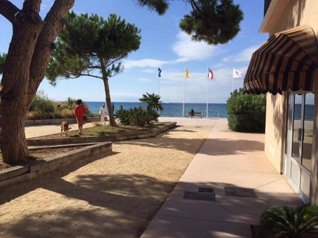 Gîte pour 2 personnes, avec vue ainsi que jardin et piscine dans Plage de Saint-Cyr sur Mer Les Lecques - 2