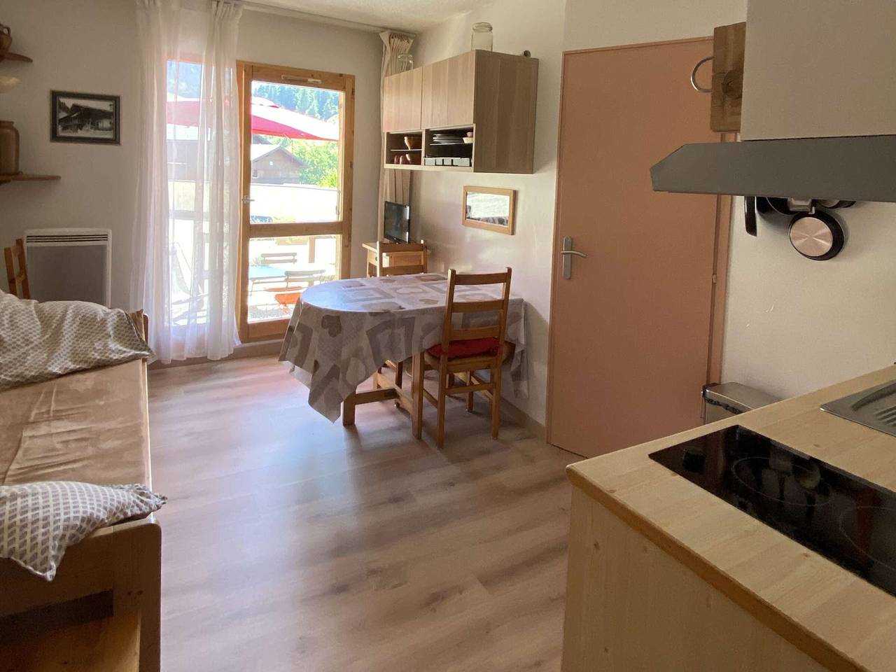 Entire apartment, Cozy 2-4 Pers Apt in Village Center, Near Ski Lifts, Pool, South-Facing Terrace in Arêches, Beaufort (Rhône-Alpes)