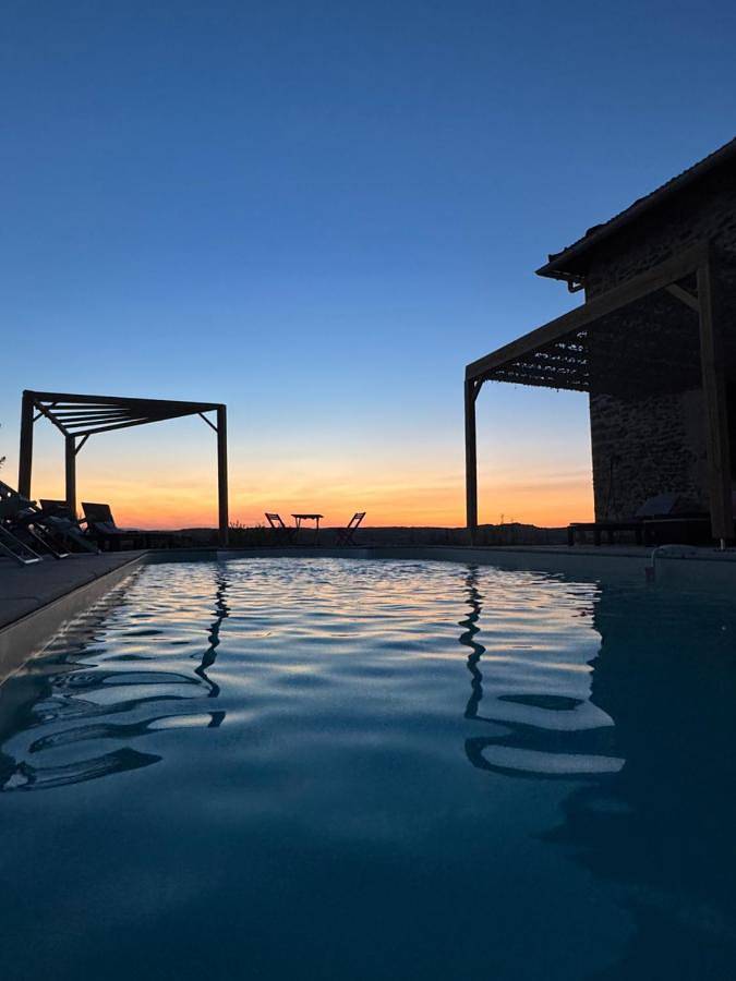 Location de vacances pour 4 personnes, avec Balcon et Terrasse ainsi que Jardin et Piscine à Parnans