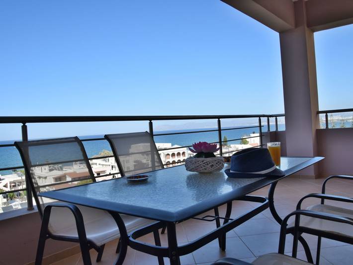 Ferienwohnung für 8 Personen, mit Balkon und Terrasse sowie Garten in Agia Marina