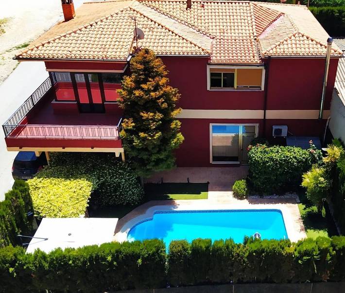 Apartamento para 14 personas, con Balcón y Terraza además de Jacuzzi y Jardín en Biar
