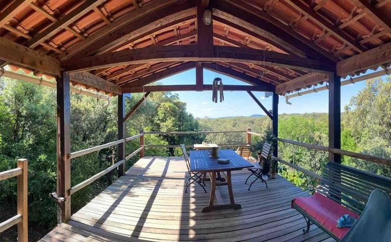 Location de vacances pour 4 personnes, avec piscine ainsi que vue et terrasse à Argelliers