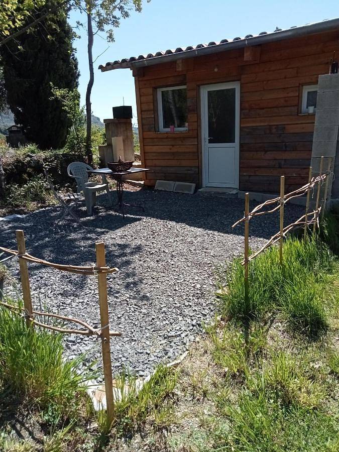 Gîte pour 3 personnes, avec jardin et vue sur le lac ainsi que terrasse et vue à Darbres