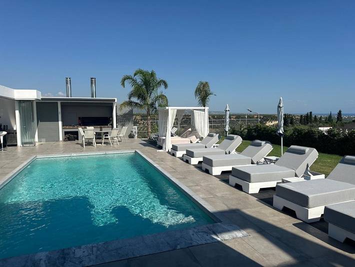 Vacation rental for 16 people, with Balcony and Hot tub as well as Terrace and Yard in Corinth