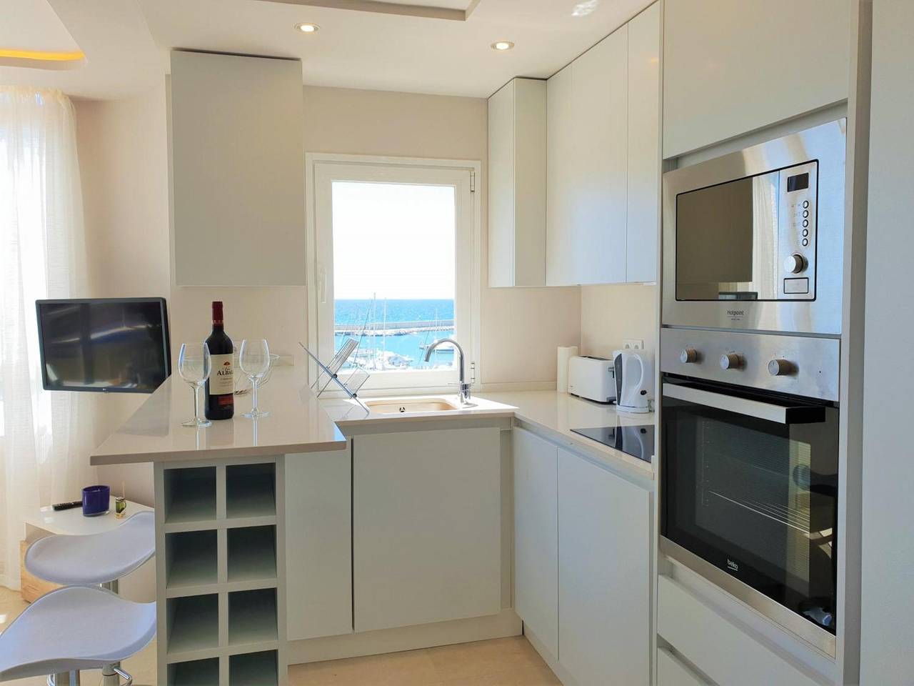 Entire apartment, Holiday apartment for 4 people with balcony in Puerto Deportivo de Estepona, Estepona