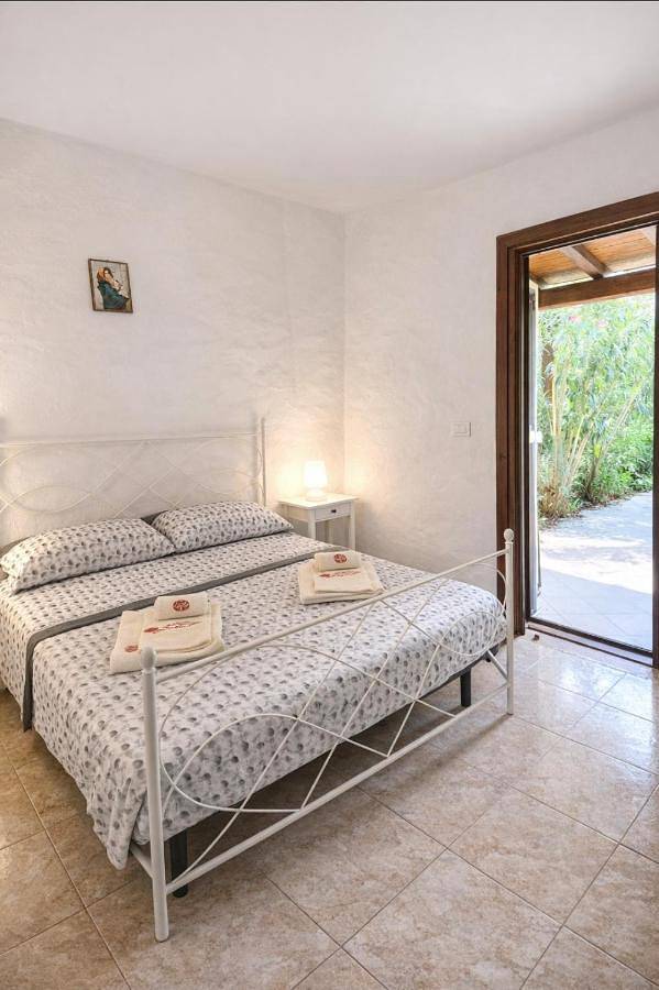 Gîte pour 6 personnes, avec jardin ainsi que terrasse et piscine dans Sole Ruiu