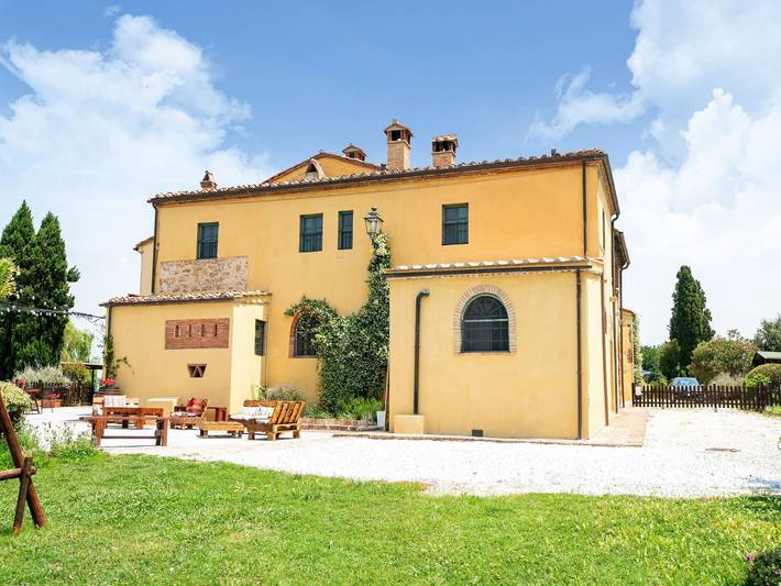 Agriturismo per 4 persone, con Giardino e Piscina a Cascina