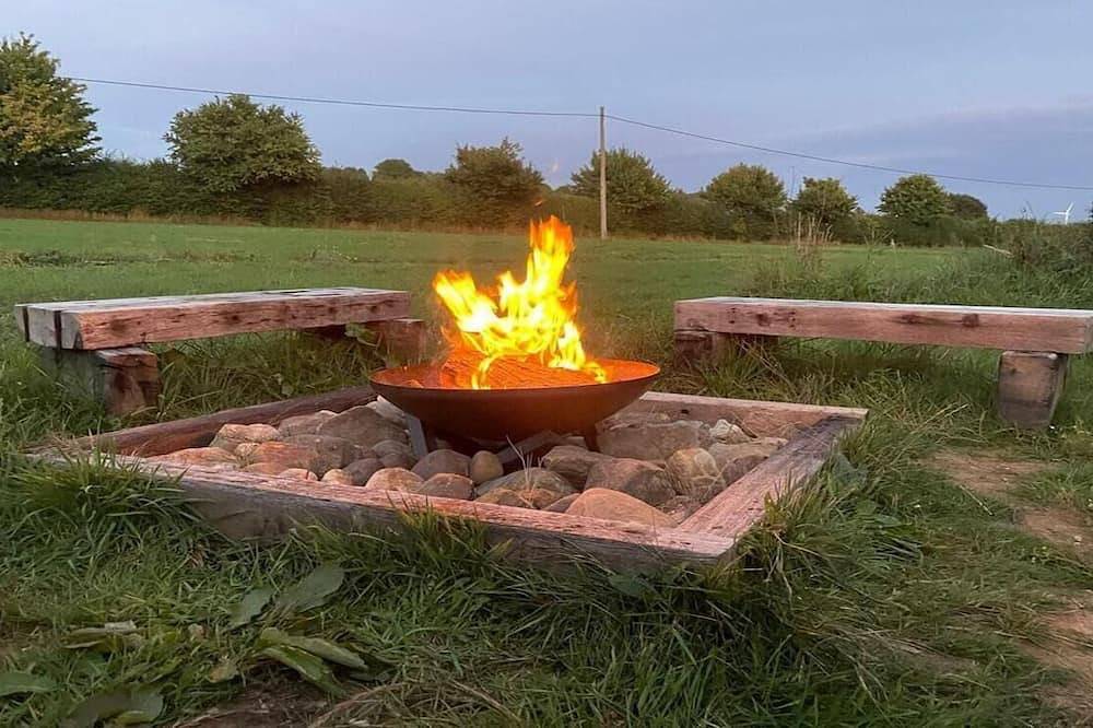 Fox Lodge at Heygates Lodging - Waterfront Wooden Lodge With hot tub in Northamptonshire