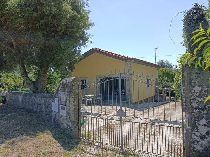 Location de vacances pour 3 personnes, avec terrasse et jardin dans Vilar de Mouros - 3