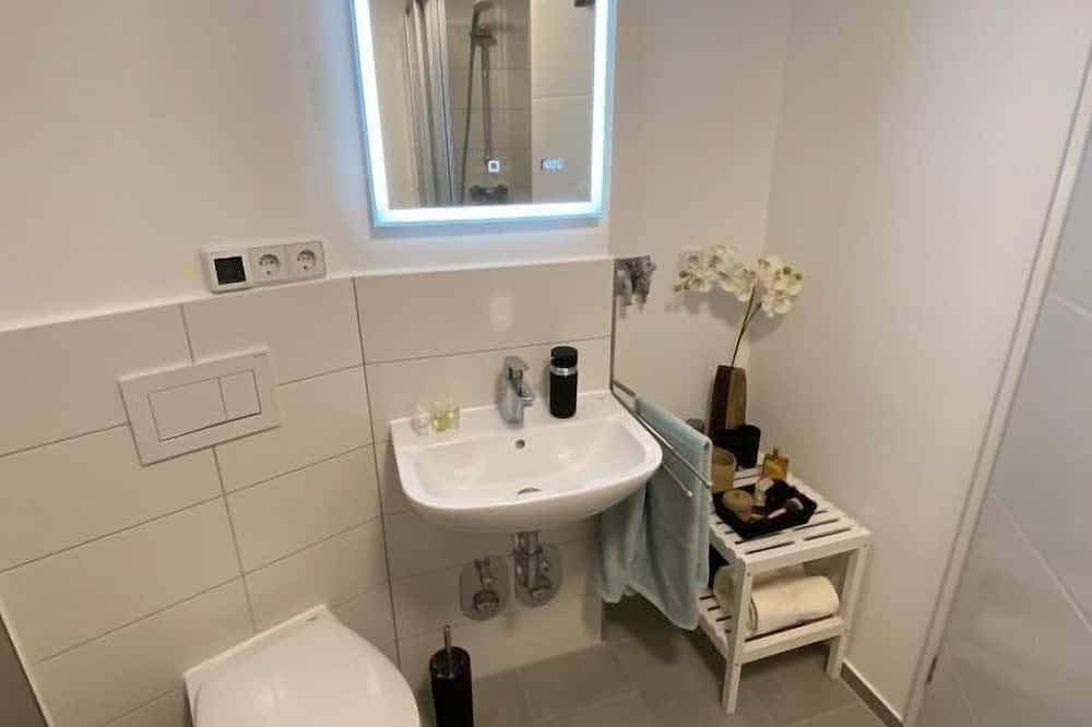 Ganze Wohnung, Großzügige Ferienwohnung mit zwei Balkonen, Sauna und spektakulärem Wasserblick in Lietzow, Bergen auf Rügen und Umgebung