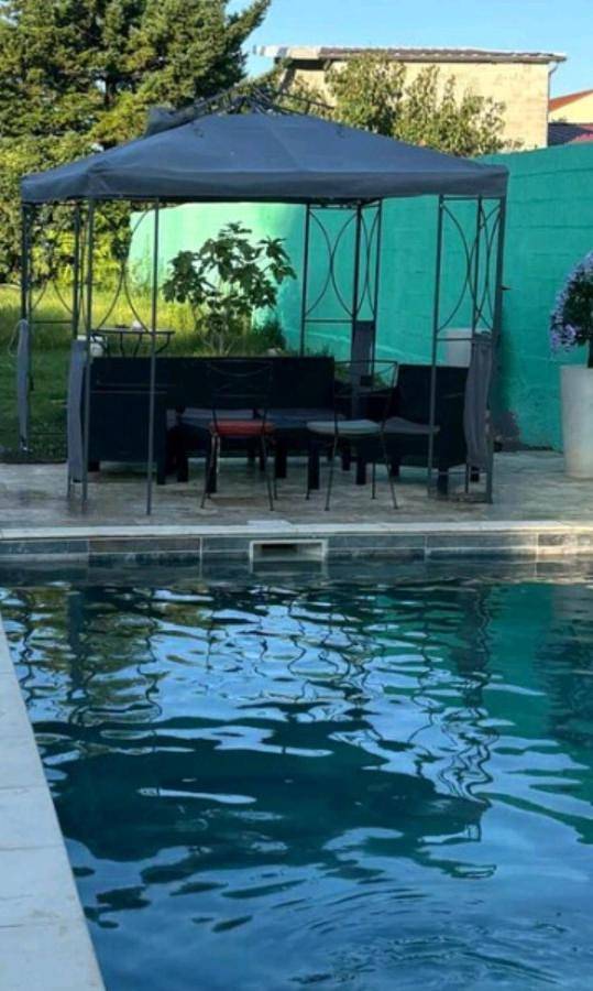 Location de vacances pour 8 personnes, avec jacuzzi ainsi que piscine et jardin, animaux acceptés à Saint-Fons