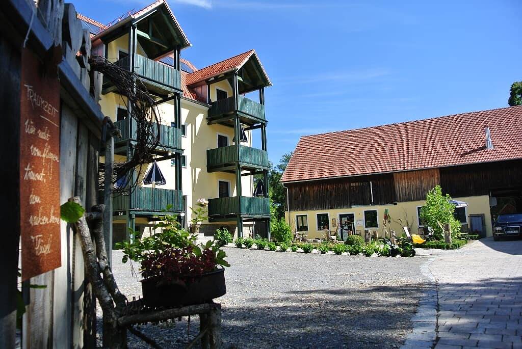 Müllner-Hof - Ferienwohnung Kräutergarten im Erdgeschoss mit Balkon in Schwarzach b.Nabburg, Naturpark Oberpfälzer Wald