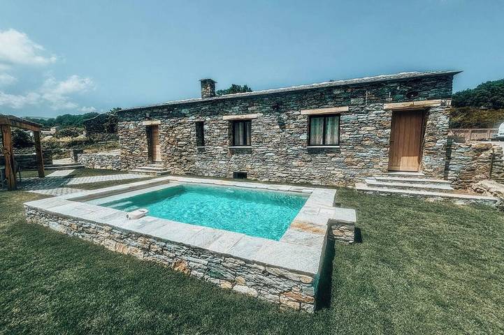 Location de vacances pour 4 personnes, avec piscine à Murato