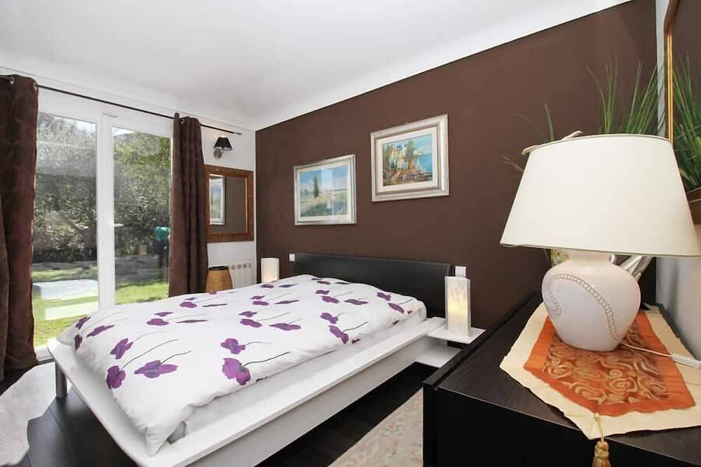 Villa elegante y tranquila con jardín y piscina. in Valbonne, Region de Cannes