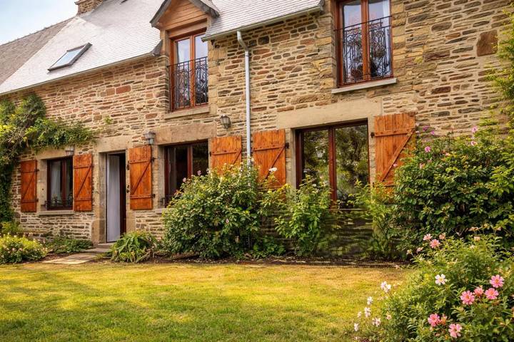 Location de vacances pour 6 personnes, avec jardin ainsi que vue et terrasse à Sougéal - 3