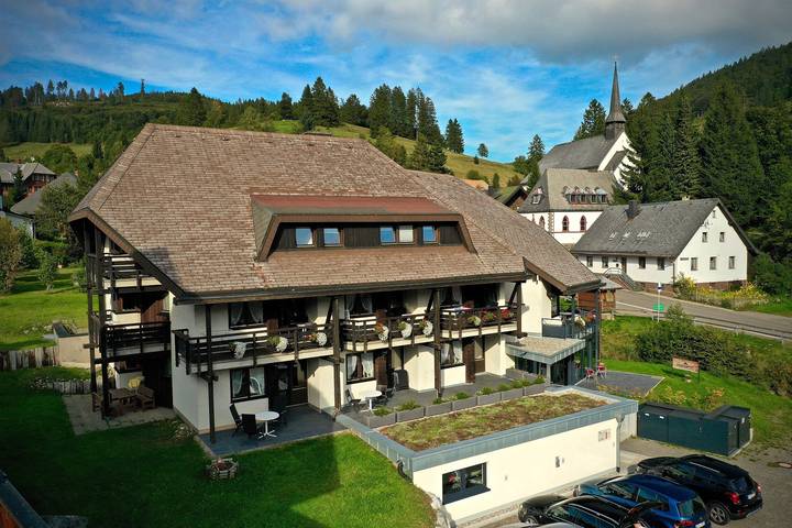 Ferienwohnung für 2 Personen, mit Balkon/Terrasse und Whirlpool sowie Terrasse und Garten in Todtnau