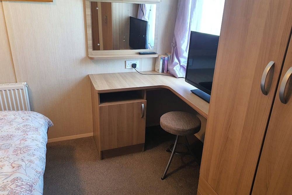 3-Bed Caravan, Sleeps 8 with Enclosed Decking in Thornton-Cleveleys, Lancashire