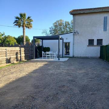 Gîte pour 4 personnes, avec jardin à Montblanc