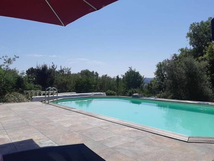 Location de vacances pour 4 personnes, avec piscine et terrasse ainsi que jardin et vue, animaux acceptés à Cessieu
