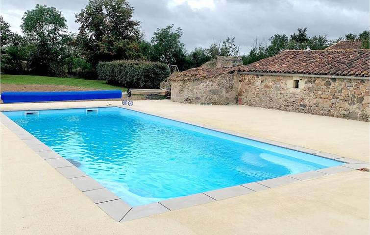 Location de vacances pour 15 personnes, avec Piscine à Argenton-l'Église