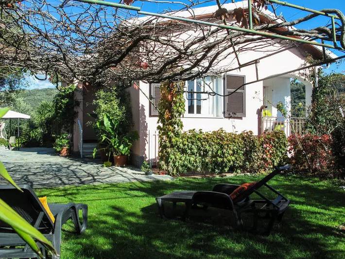 Villa für 10 Personen, mit Pool und Balkon in Dolcedo