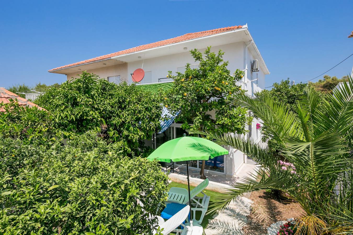 Ganze Wohnung, 2-Zimmer-Ferienwohnung mit Terrasse und Meerblick Okrug Donji (Ciovo) A-11144-a in Okrug Donji, Ciovo