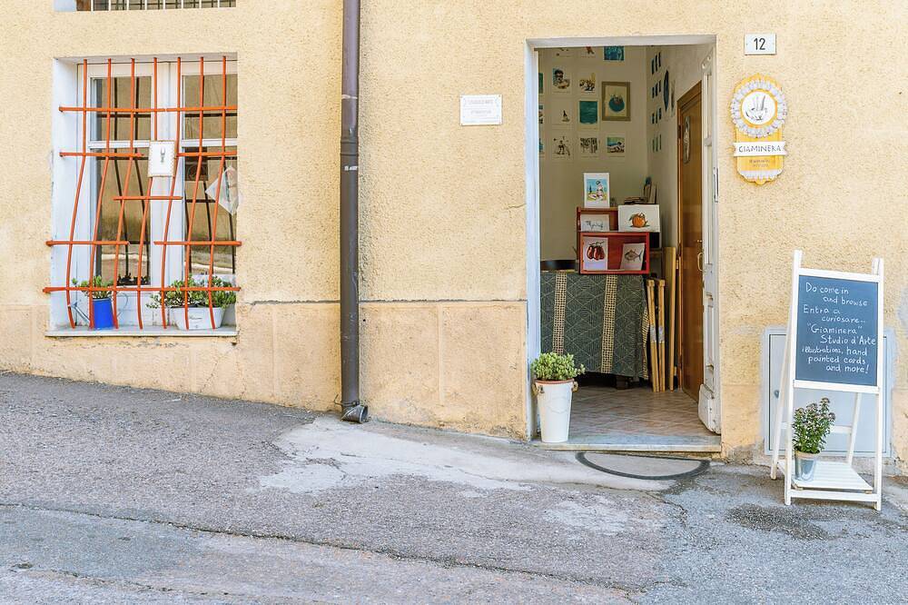 Carraio's room, cozy vintage B&B Art Studio, with watercolor courses available in Baunei, Provincia di Ogliastra