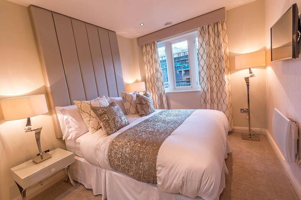 Entire apartment, Award winning apartment, central and riverside with terrace and free car parking in Durham, County Durham