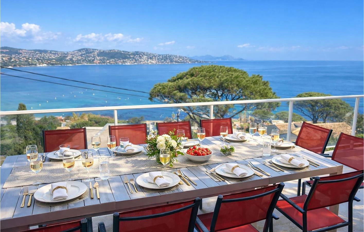 Appartement confortable de 2 chambres avec vue sur la mer, piscine et à deux pas de la plage, Wi-Fi inclus in La Nartelle, Sainte-Maxime