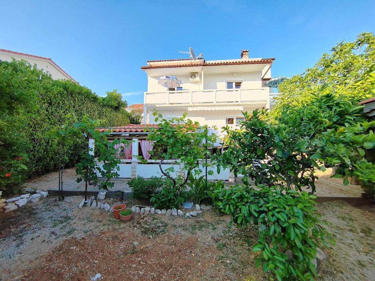 Ganze Wohnung, 2-Zimmer-Ferienwohnung mit Balkon und Meerblick Barbat, Rab A-22217-b in Kaštel (Barbat), Barbat na Rabu