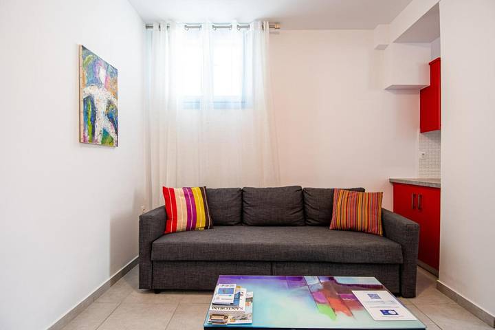 Apartamento entero, Apartamento 'Económico Semisótano 1' con Terraza Privada, Wi-Fi y aire acondicionado. in Perissa, Santorini