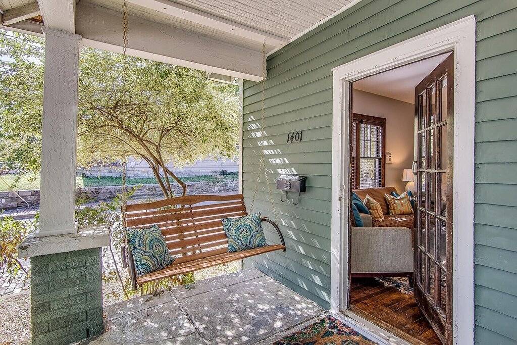 Southern Charm: Minutes away from downtown w/a cozy porch swing in Nashville, Tennessee
