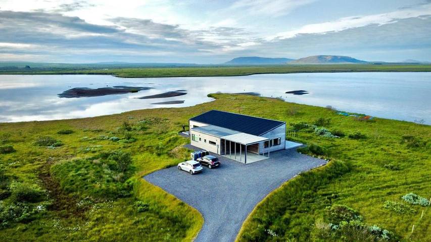 Villa for 8 people, with Hot tub and Terrace as well as Yard and Sauna in Iceland
