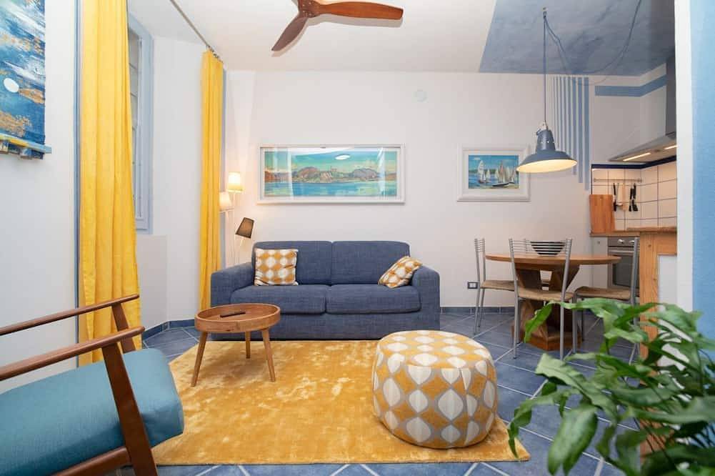 Appartement entier, Bel appartement deux pièces, soigneusement meublé, situé au rez-de-chaussée de la Via Pertossi, dans le centre historique d’Arona.Casa Azzurra est un appartement de 52 m² avec climatisation, comprenant un séjour/cuisine avec canapé-lit double, t in Arona (Lago Maggiore), Commune de Arona