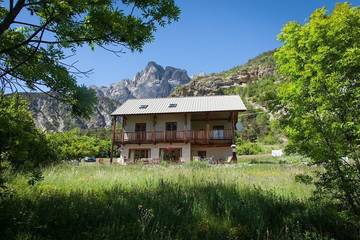 Maison de campagne pour 20 personnes, avec jardin et balcon à Les Vigneaux