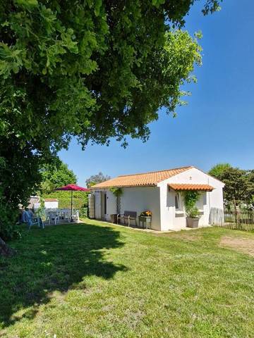 Gîte pour 4 personnes, avec jardin à Grues