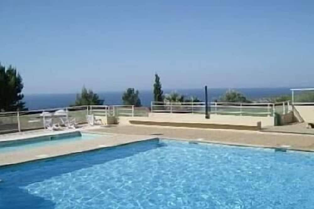 Appartement entier, Grand Studio 38 m2, vue mer, piscine, garage box privé in Cassis, Parc national des Calanques