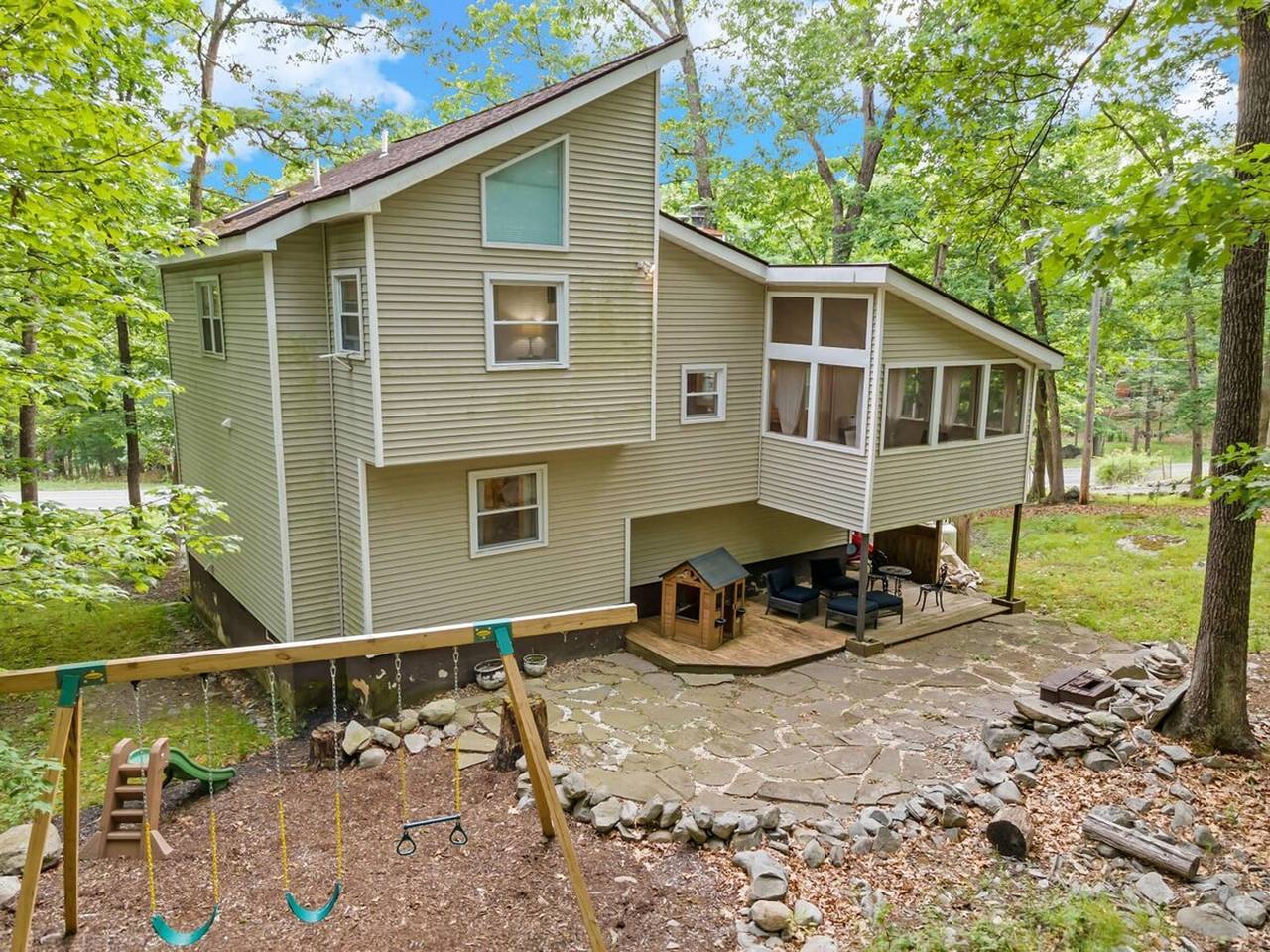 Slopeside Lounge Gameroom Lakes Pools Dogs Welcome in Saw Creek, Pike County