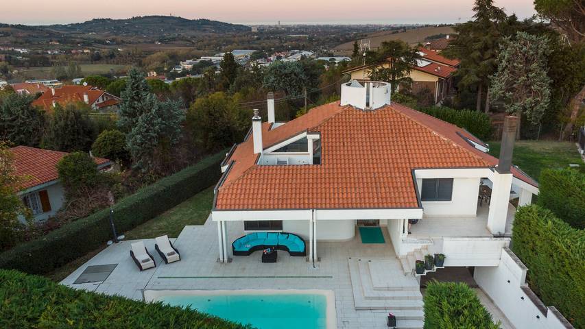 Casa vacanza per 6 persone, con Idromassaggio e Terrazza nonché Giardino e Sauna a Coriano