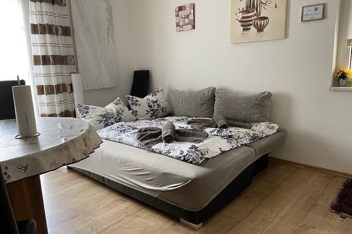 Ganze Wohnung, Kleiner, gemütlicher Bungalow für 3 Personen in Seenähe in Wackersdorf, Naturpark Oberpfälzer Wald