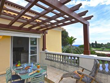 Gîte pour 4 personnes, avec jardin ainsi que terrasse et piscine dans Gare Du Dramont