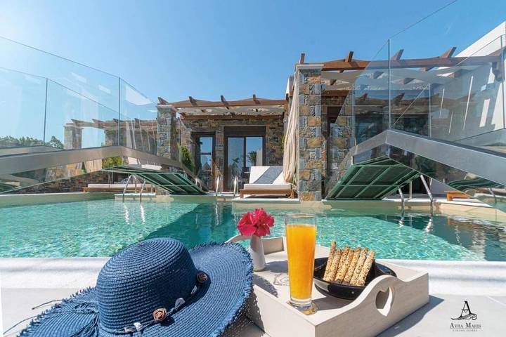 Gîte pour 4 personnes, avec Balcon et Terrasse ainsi que Jardin et Piscine dans Sitía