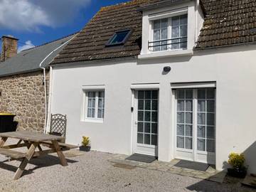 Gîte pour 6 personnes, avec terrasse et jardin à Cosqueville