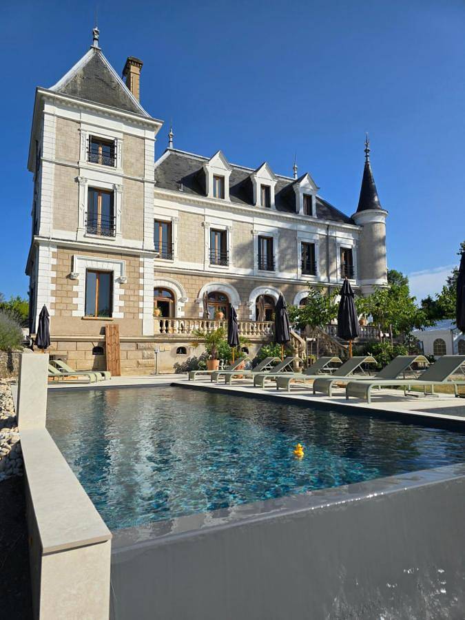 Hôtel pour 4 personnes, avec Terrasse et Jardin ainsi que Piscine et Vue dans Saint-Paul-en-Jarez