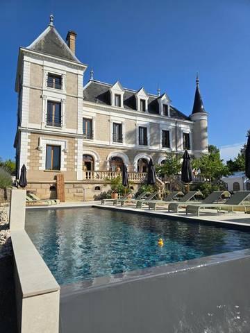 Hôtel pour 2 personnes, avec piscine ainsi que jardin et vue dans Saint-Paul-en-Jarez